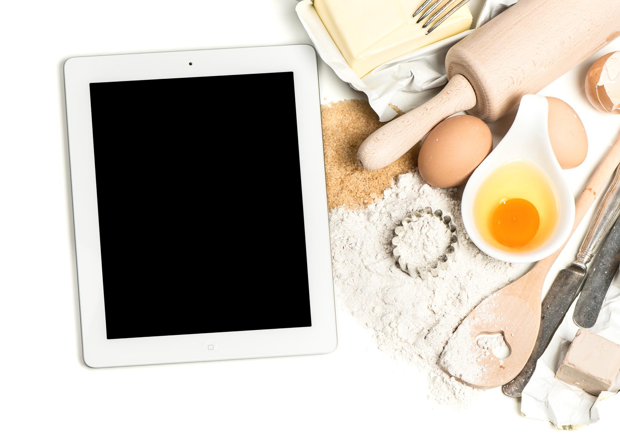 Mesa con ingredientes y tablet con receta