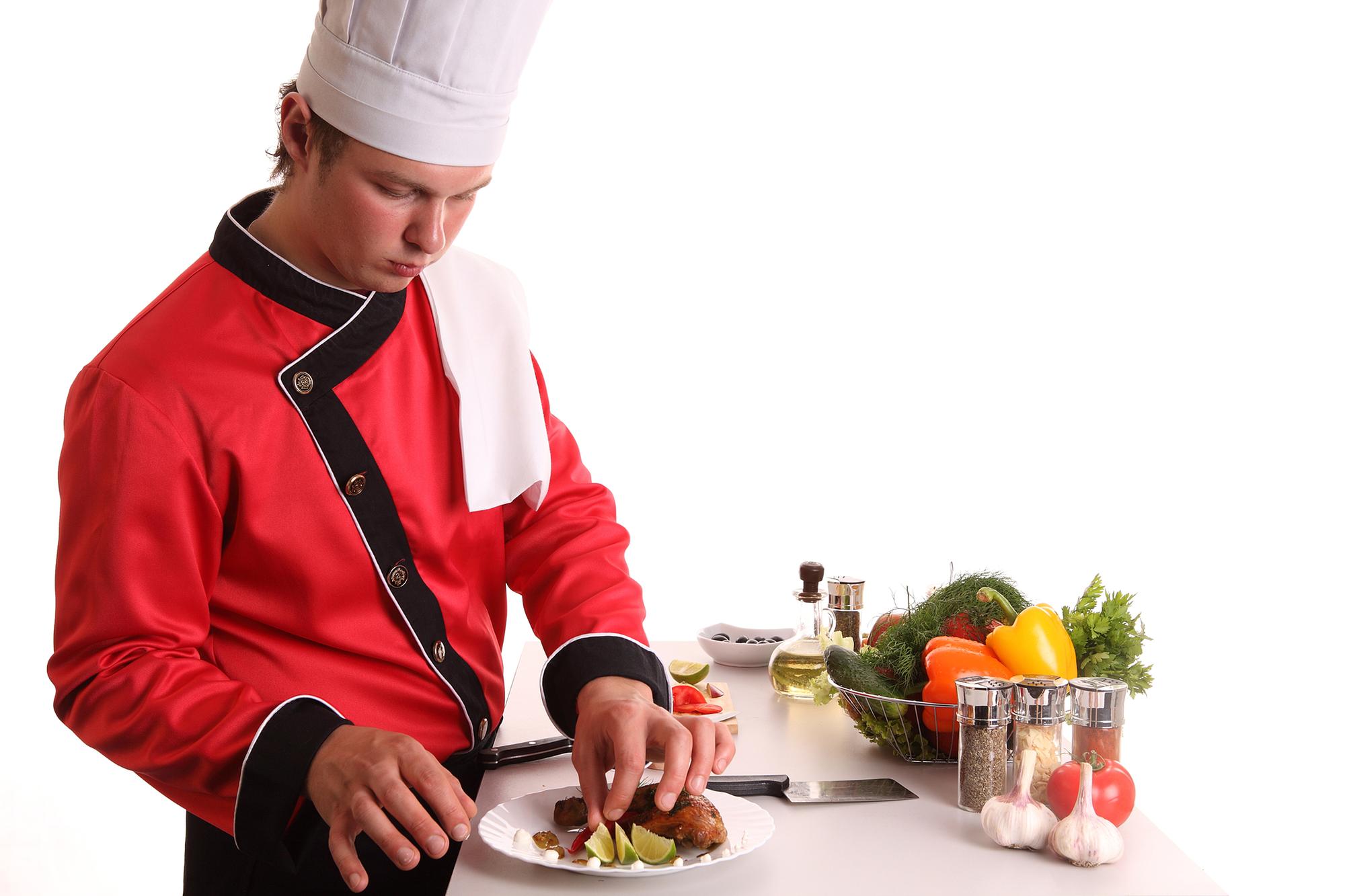 Chef preparando un plato rápido en cocina moderna